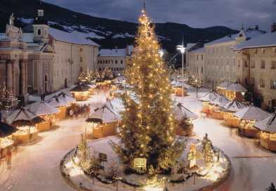 Mercatini Di Natale Di Bolzano.Bolzano Assalto Di Turisti Al Mercatino Di Natale Meteo Web
