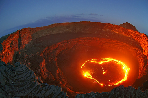 Risultati immagini per vulcani in eruzione