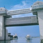 10 Un accorgimento anti-tsunami più recente: un’enorme chiusa, una specie di saracinesca, entrata in funzione nel 2004. Viene abbassata automaticamente quando il sismografo registra una scossa potenzialmente tsunamigenica (da Shuto)