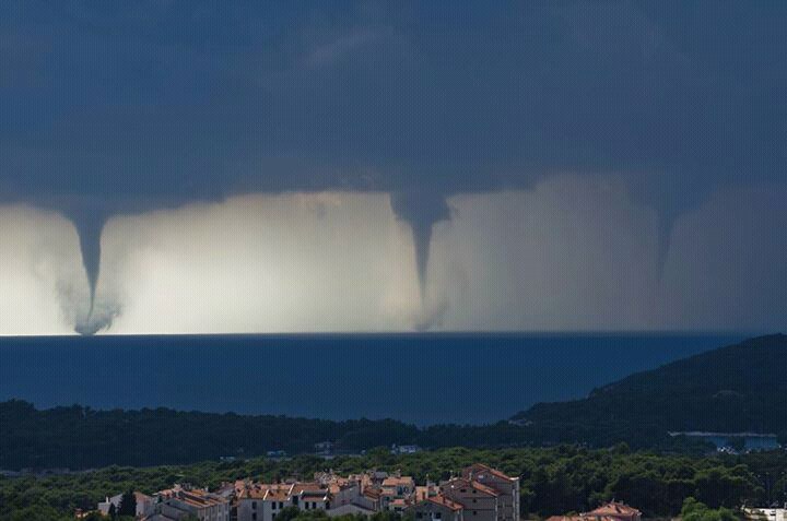 Image d'illustration pour Trombes, tornades et orages violents en Adriatique (Italie - Croatie)