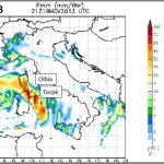 Figura 2: Il percorso della perturbazione Cleopatra, con  gli episodi di violente piogge, è stato ben delineato dai modelli numerici di previsione con 24-48 ore di anticipo. L'immagine A e B illustrano la carta di previsione delle precipitazioni in Italia, rispettivamente per gli intervalli h 12-18 e h 15-21 UTC di lunedì 18 novembre 2013. Tali previsioni sono state emesse domenica 17 novembre: è ben visibile un nucleo di particolare intensità (>100 mm in 6 ore, fondo scala del modello) risalire da Sud il versante orientale della Sardegna (fonte: MetOffice). L'immagine C illustra i violenti temporali pre-frontali prodotti dalla linea di convergenza dei venti provenienti da ovest e sud est, a ridosso dei rilievi interni nella parte alta dei bacini idrografici. In rosso sono evidenziati i nuclei precipitativi accompagnati da indici di rain/rate a fondoscala, dove erano in atto i fenomeni più estremi (da SMI - Redazione Nimbus del 20.11.2013).