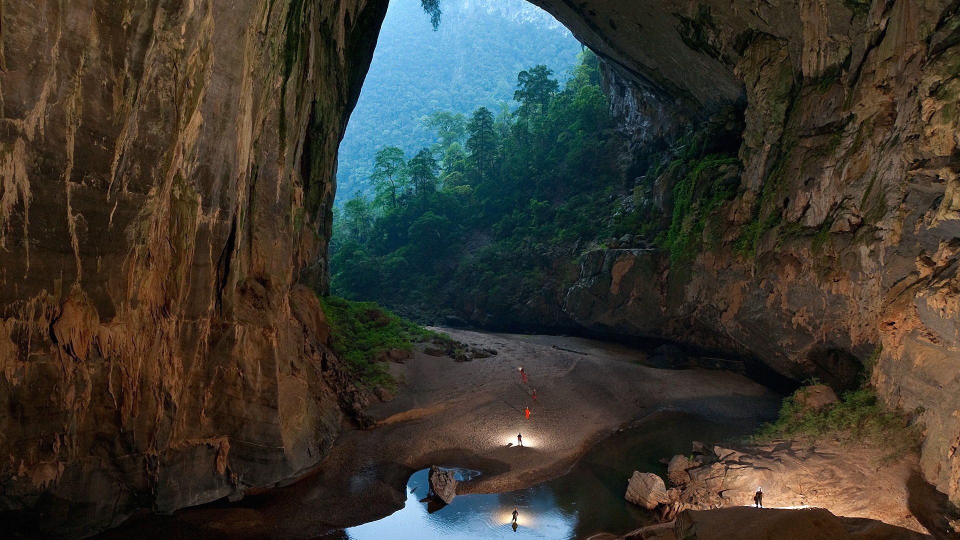 Risultati immagini per Hang Son Doong grotta più grande del mondo