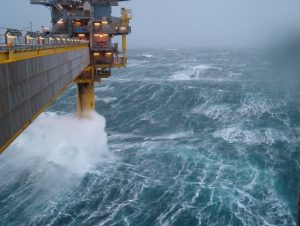 Mar del Nord in tempesta fotografato dall'alto di una piattaforma petrolifera
