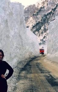 L'impressionante muro di neve che costeggia una strada montana dell'Ossezia dopo le forti nevicate dei giorni scorsi