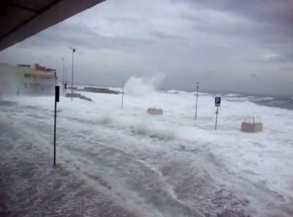Maltempo In Puglia Mareggiate Come Tsunami Nel Salento Litorali 