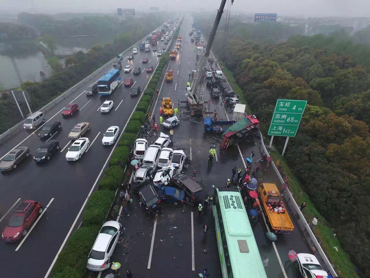 实拍：贵州一渣土车发生侧翻事故，小轿车瞬间被挤扁_凤凰网视频_凤凰网