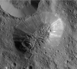  Immagine ad alta risoluzione di Ahuna Mons (la larghezza dell'immagine corrisponde a circa 30 km). Crediti: NASA / JPL - Caltech / UCLA / MPS / DLR / IDA