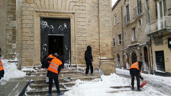 Maltempo: a Sulmona gli immigrati spalano neve con i mezzi del ... - Meteo Web