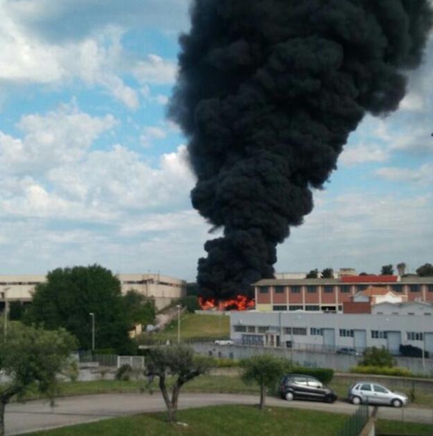 Incendio-allo-stoccaggio-dei-rifiuti-della-Eco-X-di-Pomezia-4.jpg (624×629)