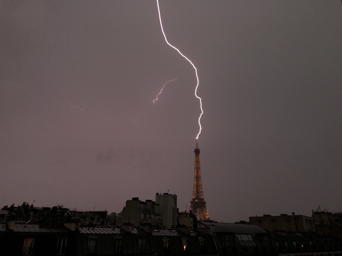 Maltempo Tempesta Sull Ile De France Le Spettacolari Immagini Della Torre Eiffel Colpita Da Un Fulmine Foto E Video Meteoweb