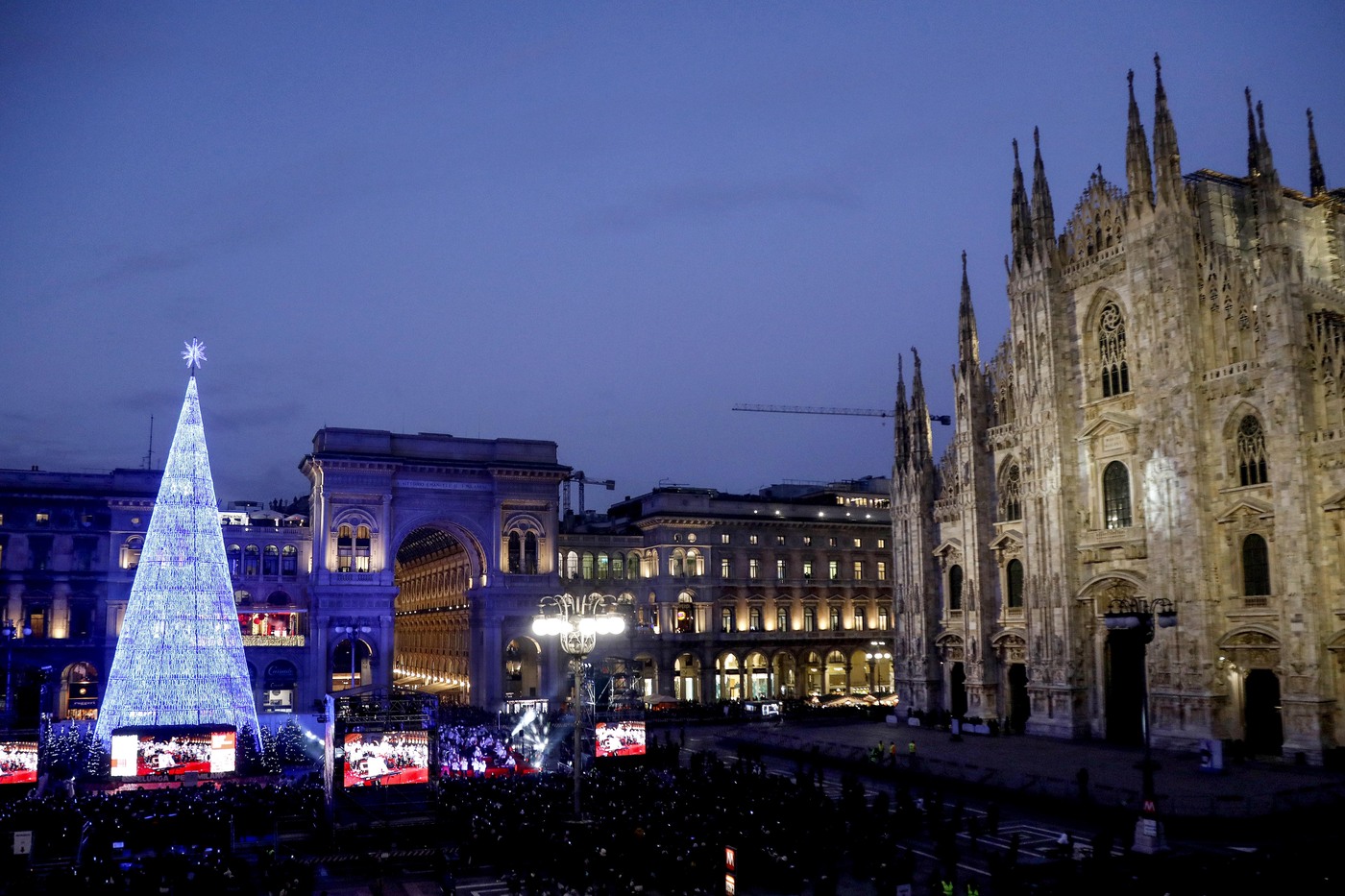 Albero Di Natale Milano 2019.Acceso L Albero Di Natale In Piazza Duomo A Milano Foto Meteo Web