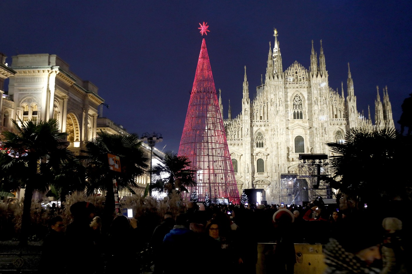 Albero Di Natale Milano 2019.Acceso L Albero Di Natale In Piazza Duomo A Milano Foto Meteo Web