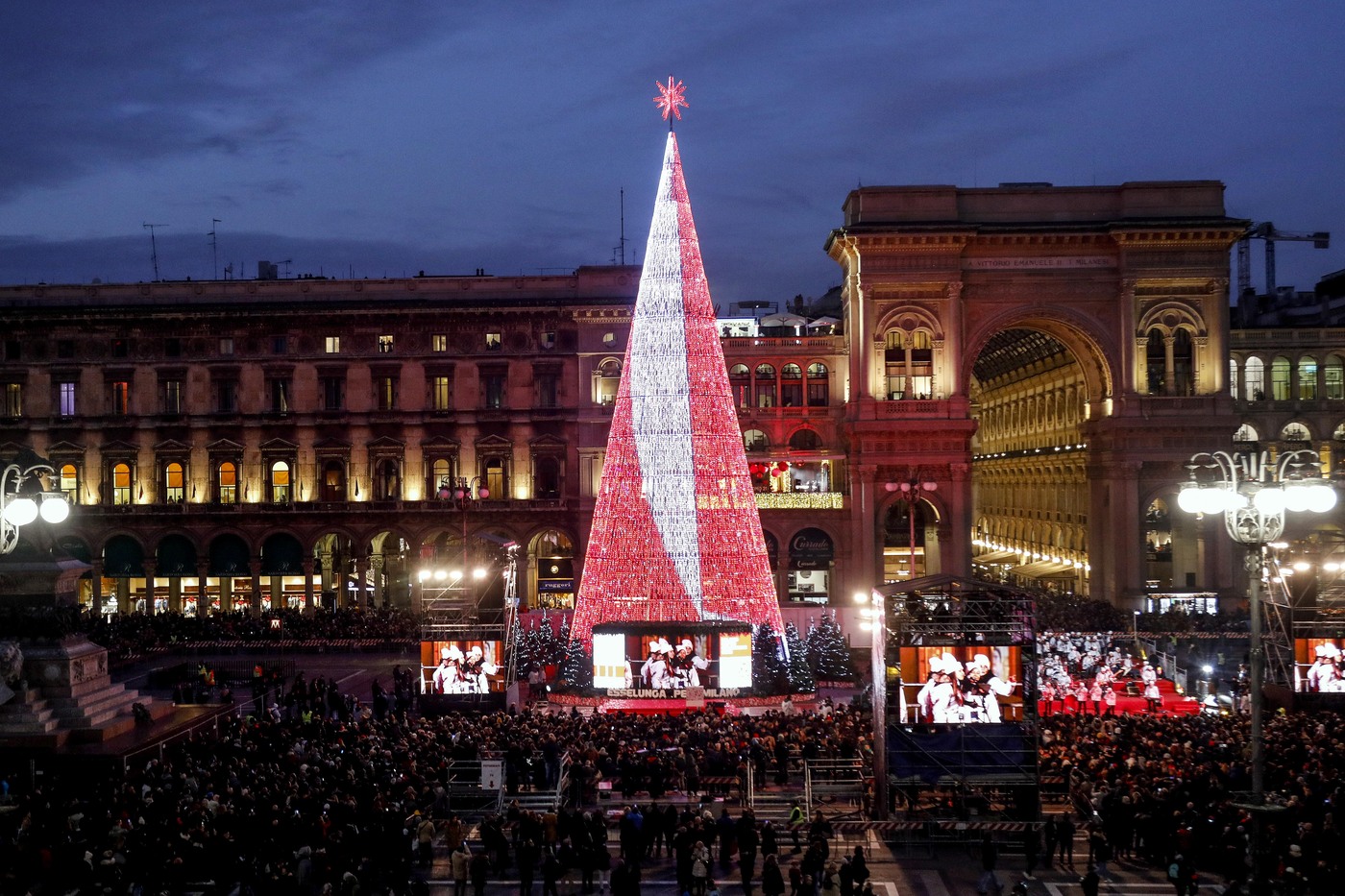 Albero Di Natale Milano.Acceso L Albero Di Natale In Piazza Duomo A Milano Foto Meteo Web