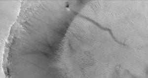 La scia lasciata dal transito di un "Dust Devil" sul suolo di Marte