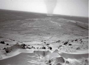 Un "Dust Devil" mentre tocca la superficie di Marte