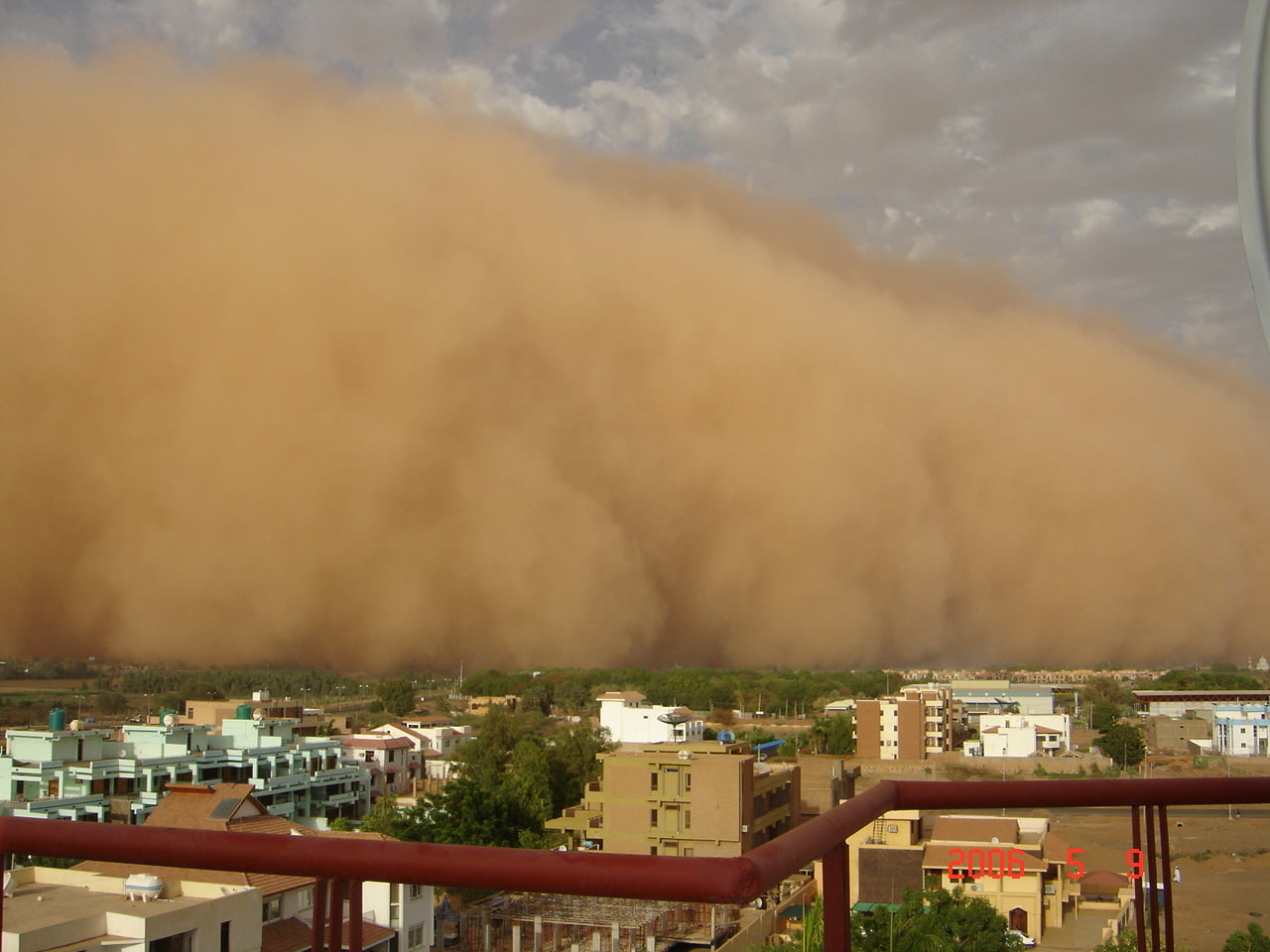 Сегодня будет сильная буря. Самум Песчаная буря. Хамсин ветер пустыни. Хабуб пыльная буря. Песчаная буря Хабуб.