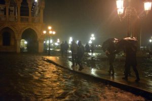 VENEZIA 01/11/12 - Alta marea a quota 143 cm slm, alle ore 1.40 di stanotte a san Marco.