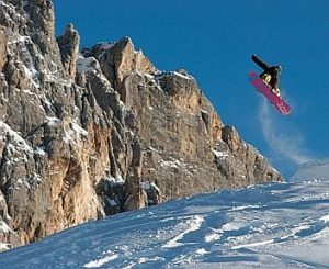 Passo Rolle, snowboarder fuori pista (Fototeca Trentino S.p.A. - Foto Fizza)