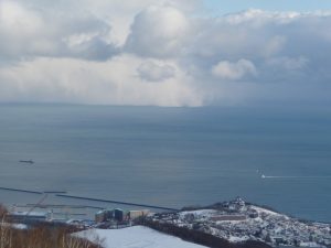 Un classico rovescio di neve che avanza verso le coste dell'isola di Hokkaido, con l'ingresso dell'aria gelida siberiana che si umidifica sopra il tiepido mar del Giappone