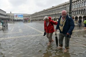 VENEZIA 16/05/13 - Alta Marea fuori stagione per la gioa dei turisti.