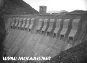 La diga vista da valle. Il malfunzionamento degli sfiatatoi non consentì il corretto svuotamento dell’invaso 