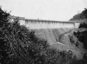La diga secondaria, la cui costruzione si rese necessaria una volta stabilito di aumentare la capacità dell’invaso. Fu il cedimento di questa struttura, realizzata senza il minimo controllo geologico, a causare l’enorme ondata nella valle sottostante