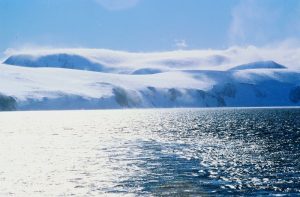 Vento "Catabatico" in azione davanti le coste antartiche. Si nota la formazione delle classiche nubi che indicano l'ingresso delle violente raffiche discendenti dalla Calotta
