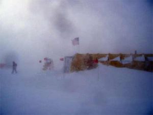 Ecco gli effetti di una comune tempesta di vento "Catabatico" sulle coste antartiche, dove è ubicata una base americana