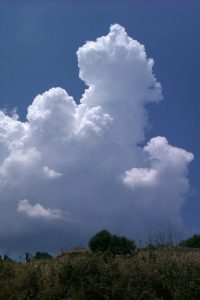 Cumulo Congesto sopra la cima di Dinnamare, in fase di ulteriore espansione verso l'alto