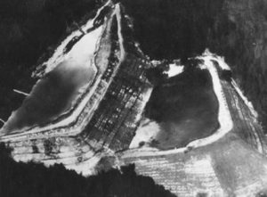 I bacini di decantazione della miniera di Prestavel. Dal collasso dell’argine del bacino superiore si origina il disastro di Stava
