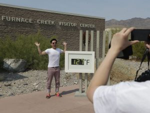 C'è chi si scatta una foto ricordo nel punto dove è stato stabilito il record di caldo mondiale, nel Furnace Creek Visitor Center