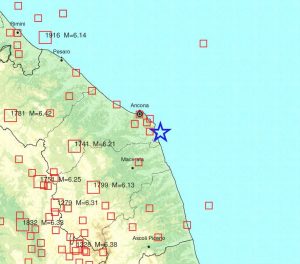 La sismicità storica nella zona circostante Ancona. La grandezza dei quadrati, nella posizione degli epicentri, è proporzionale all’intensità del terremoto. La stella blu rappresenta l’epicentro del sisma odierno (Fonte INGV)