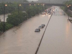 Le strade di Toronto completamente allagate nella giornata di lunedì 8 Luglio 2013
