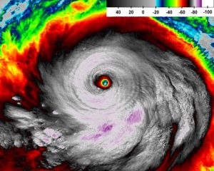 Il super-tifone "Usagi" durante la fase di massima intensità, prima del passaggio sullo Stretto di Luzon