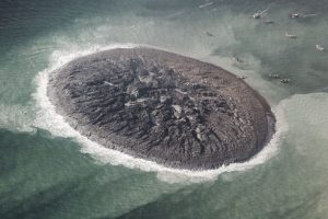 La spettacolare immagine aerea della nuova isola nata davanti la costa pakistana a seguito del forte sisma dello scorso 24 Settembre 2013