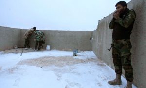 La neve irrompe anche nel teatro di guerra siriano, causando grandi disagi. Molti i combattenti morti per il gelo nella provincia di Homs.