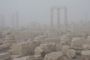 Il sito archeologico di Palmyra avvolto dalla nebbia