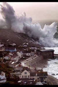 L'impressionante immagine della potente mareggiata che ha travolto le coste della Cornovaglia