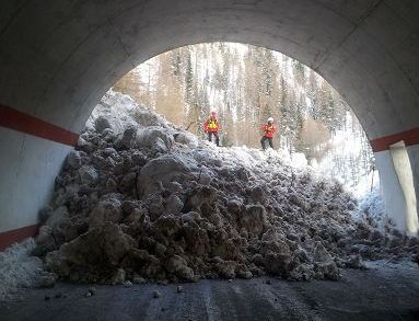 Montagna/ Belluno, valanga in strada: bonifica in corso