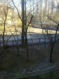 Piccoli accumuli di neve, dopo i rovesci delle scorse ore, resistono ancora nei parchi di Kiev (foto a cura di Yana Remenuik)