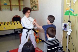 Salute/ I piccoli pazienti del Gemelli danno un "calcio" al cancro