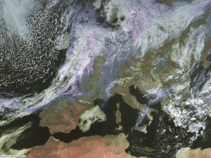 Si nota l'attività convettiva marcata fra Balcani meridionali, Grecia e Turchia occidentali, dove sono attivi vari focolai temporaleschi nelle aree più interne