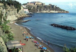 PROCIDA: CADUTA MASSI, PAURA PER TURISTI ABUSIVI