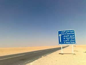 Il paesaggio del torrido deserto kuwaitiano