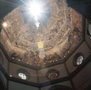 la luce del sole attraversa lo gnomone del Duomo di Firenze