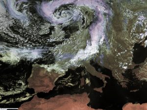 Il ciclone extratropicale osservato dai satelliti nella giornata odierna