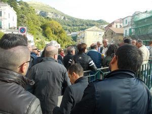 I geologi informano la gente oggi a Vietri
