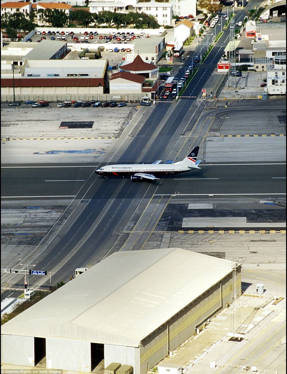 Пересадка улица. Международный аэропорт Гибралтар. Взлетно посадочная полоса аэропорт Гибралтар. Уинстон Черчилль-Авеню, Гибралтар. Аэропорт Гибралтара, Гибралтар.