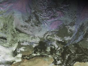 Si nota la nuvolosità a ciottoli presente fra il mar del Nord e la Danimarca