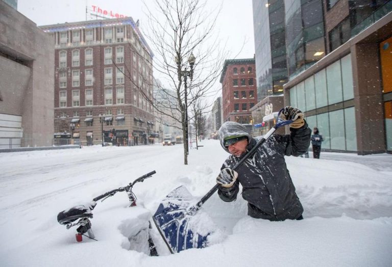 Nuova tempesta di neve in USA, il sindaco di Boston "Restate a casa"